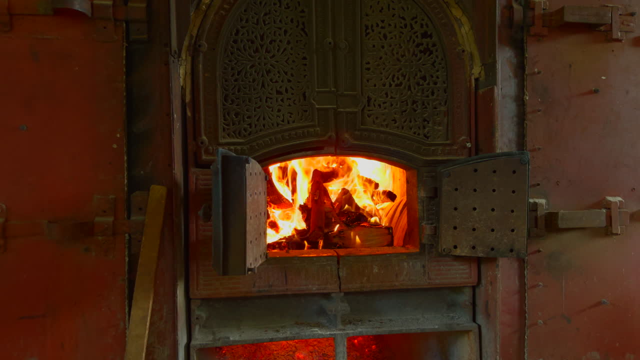 старинная печь для котла на дровах