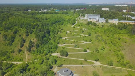 Haarnadelkurven-Des-Weges-Auf-Einer-Wunderschönen-Grünen-Hügel-Luftaufnahme