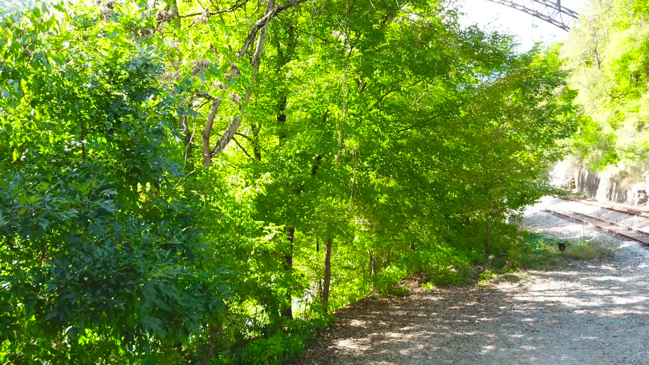 toma aérea ascendente del nuevo puente del desfiladero del río en virginia occidental