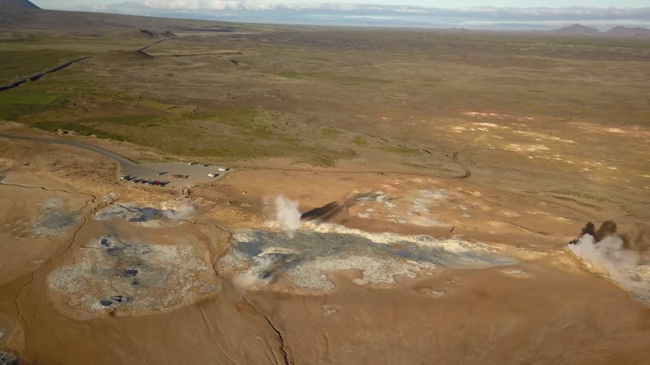 paisaje geotérmico islandés con respiraderos de vapor
