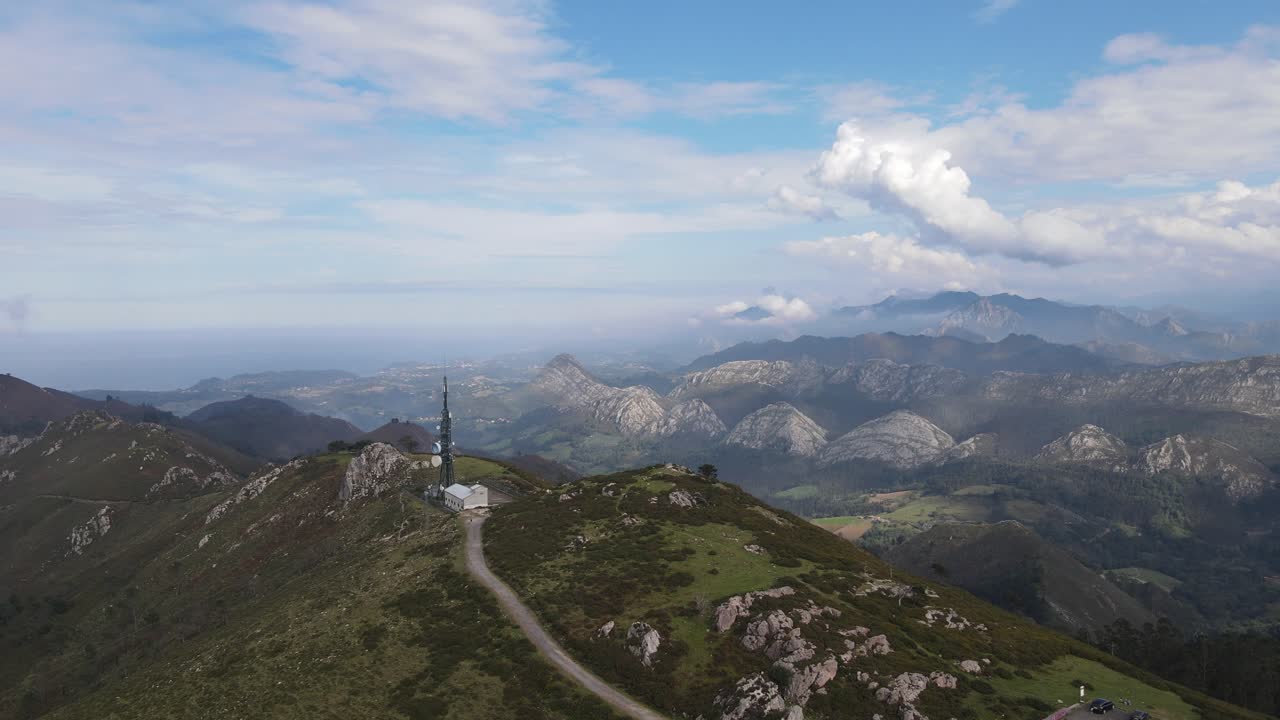 vista de drones desde el mirador del fitu en picos de europa, asturias, españa