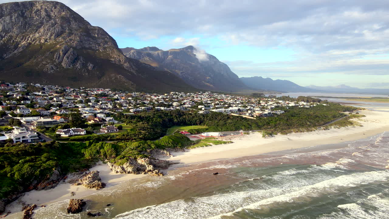 그로토 블루 플래그 해변과 헤르마누스의 울창한 해안선 위의 드론 라이저 뷰