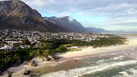 drone riser vista sobre grotto playa de bandera azul y la exuberante costa en hermanus