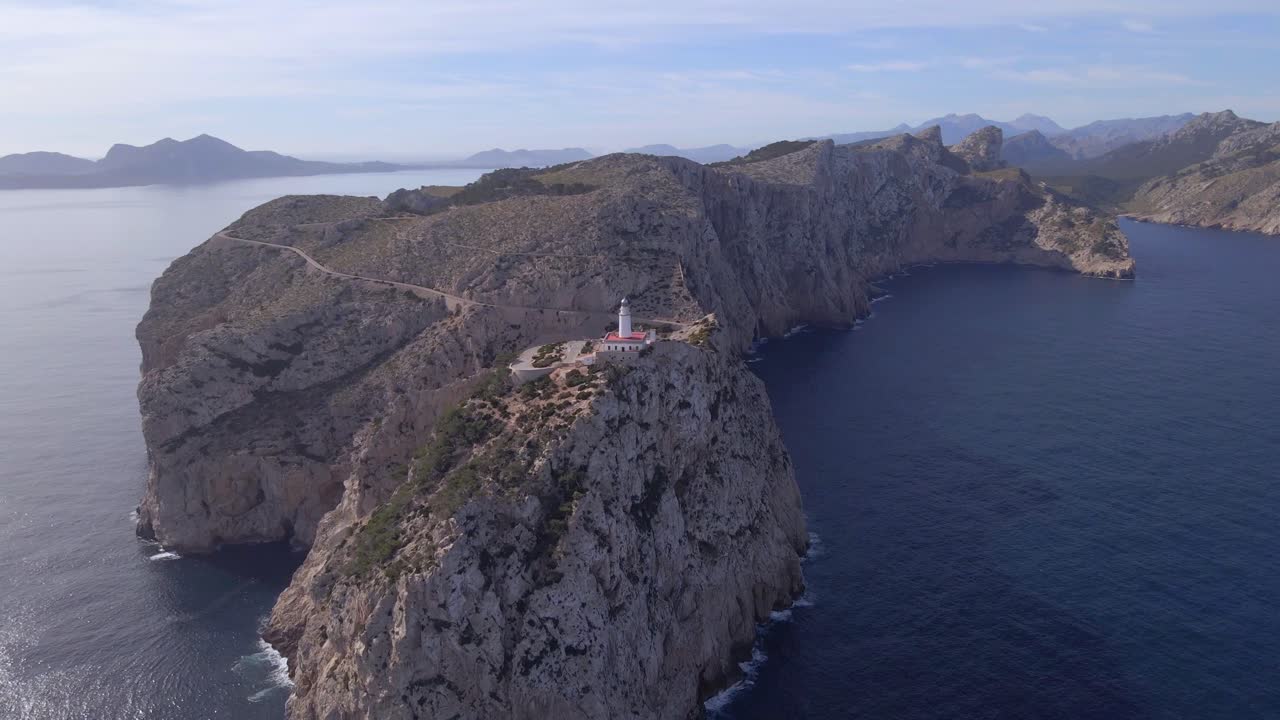 experimente las impresionantes vistas de los acantilados y las aguas cristalinas que rodean el cabo de formentor. el faro histórico es una visita obligada mientras visita este hermoso lugar de mallorca.