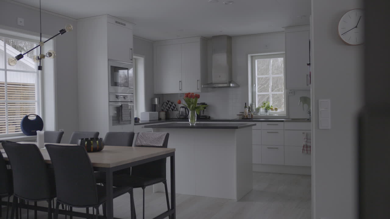Pohjoismainen eleganssi: Selkeä muotoilu ja luonnonvalo tyylikkäässä keittiössä.