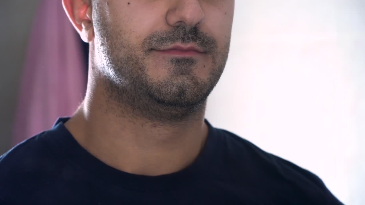 hombre cepillándose los dientes