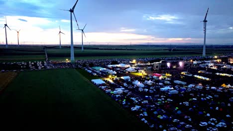 Festival-De-Rock-Nova-Al-Atardecer-En-Los-Campos-De-Panonia-Ii,-Nickelsdorf,-Austria---Toma-Aérea-De-Un-Drone