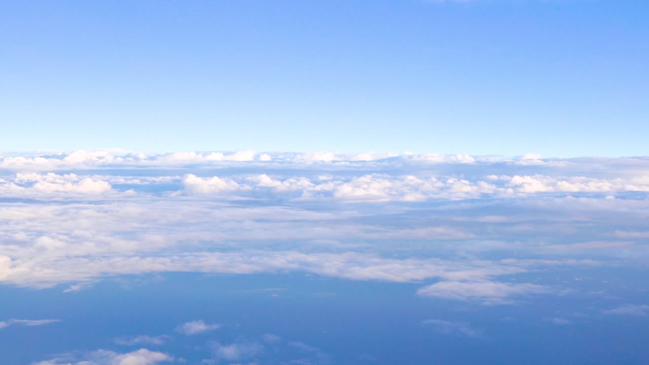 밝고 아름다운 푸른 하늘 풍경 배경, 더 높은 푹신한 움직임 구름 레이어, 놀라운 낙원