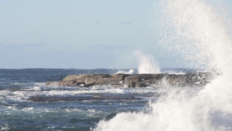 Olas-Rompiendo-En-Rocas-Marinas-En-La-Distancia-Y-Luego-Frente-A-La-Pantalla-En-Cámara-Lenta-Turimetta-Beach-Sydney-Australia