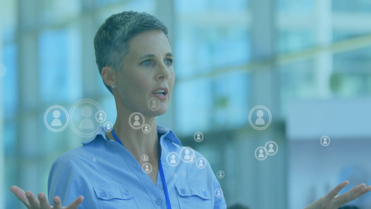 animación de personas íconos sobre mujer de negocios caucásica hablando