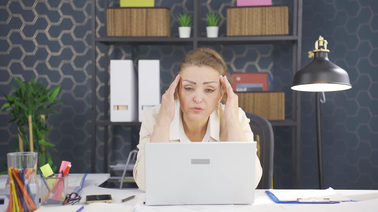 mujer de negocios con dolor de cabeza.