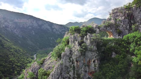 Drone-Disparó-Sobre-Colinas-Con-Una-Gran-Cruz,-Dando-Una-Vista-Del-Hermoso-Paisaje-Y-El-Símbolo-Religioso