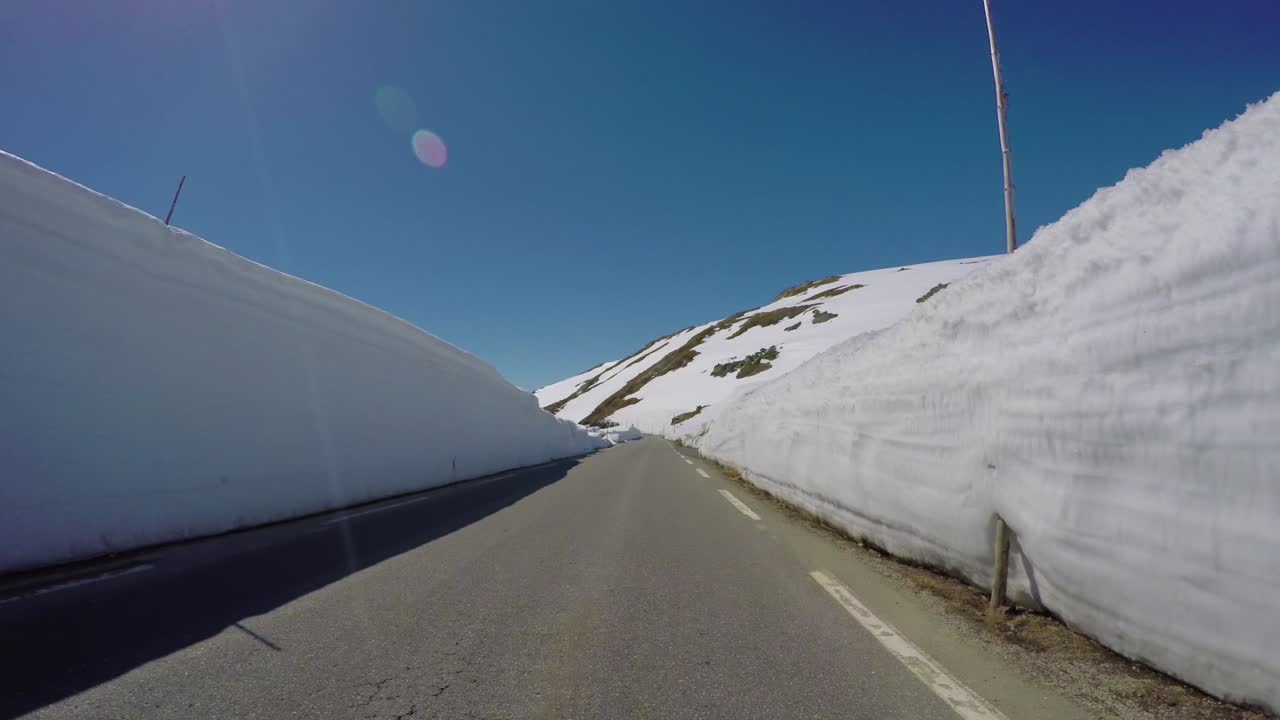 노르웨이 도로에서 차를 운전하다