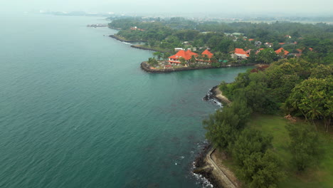 banten villas turísticas costeras cerca de cilegon seguimiento de drones en una tarde brumosa 4k 60fps