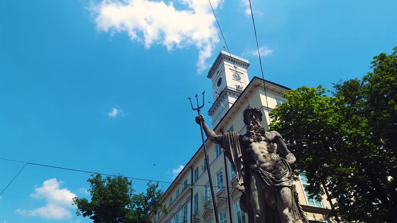 Statua di Nettuno in Piazza Rynok, centro di Leopoli, Ucraina, in una soleggiata giornata estiva