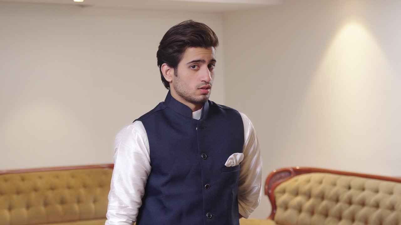 Uomo indiano scontento che mostra il pollice verso
