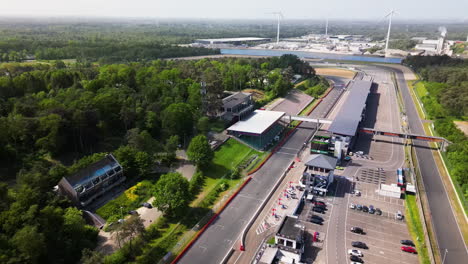 vista cinematográfica del circuito de carreras y el complejo de edificios, aérea