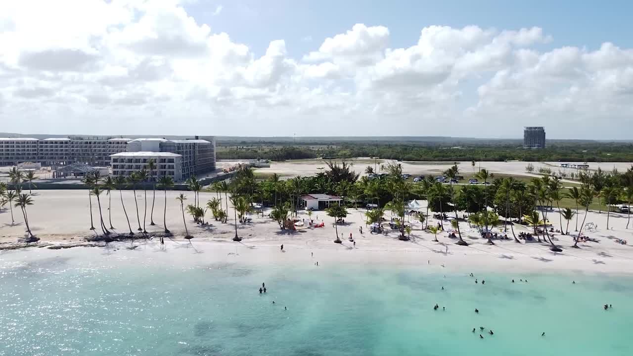 Draufsicht auf den Strand von Punta Cana an der Küste des blauen Meeres
