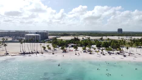 Blick-Von-Oben-Auf-Den-Strand-Von-Punta-Cana-Am-Ufer-Des-Blauen-Meeres