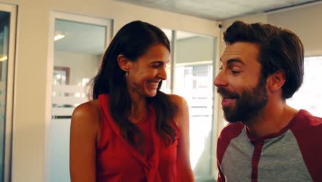 una mujer hermosa besando a un hombre.