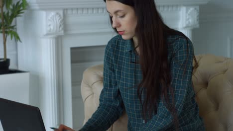 mujer creativa que trabaja en la creación de una nueva empresa