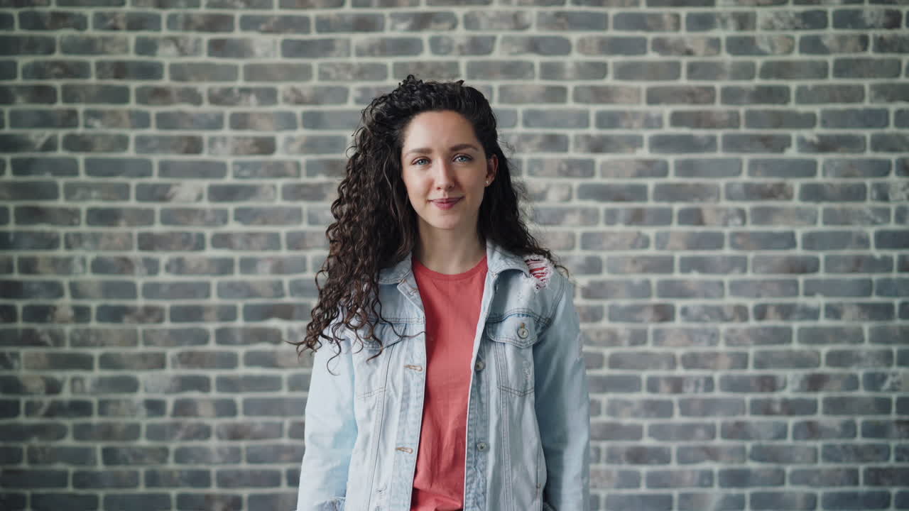 una mujer feliz aplaudiendo.