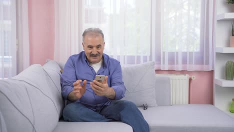 Od-Hombre-Sonriendo-Al-Mensaje-Telefónico.