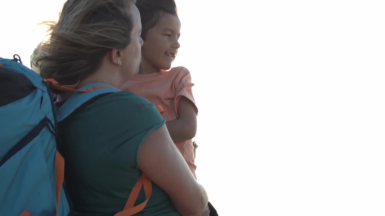 pareja de padres con mochilas de campamento y dos niños