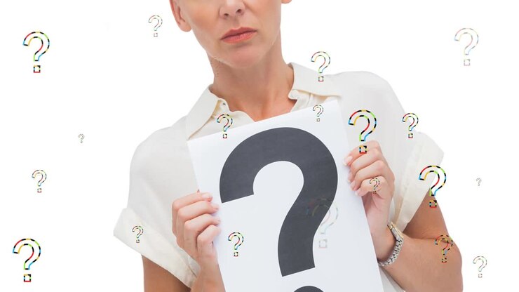 animación de signos de interrogación sobre la mujer caucásica