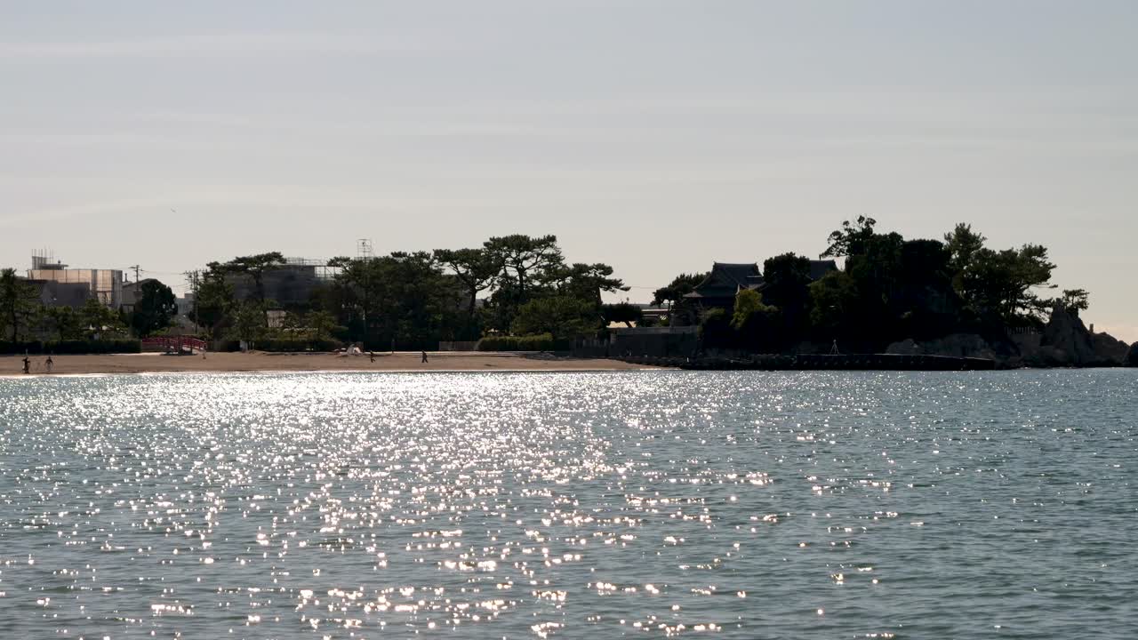 일본의 실루 사원의 배경으로 아름다운 반이는 바다