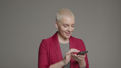 Female-model-posing-with-smartphone-during-studio-portrait-02