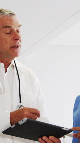 médicos y enfermeras discutiendo en una tableta digital