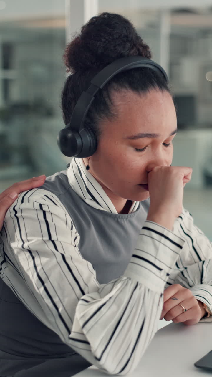 Stresset kvinne med headset som mottar support på kontoret