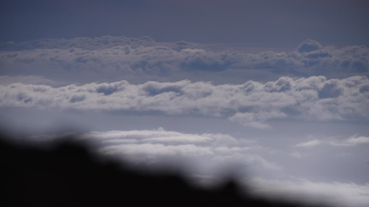paisaje nublado desde el pico de una montaña