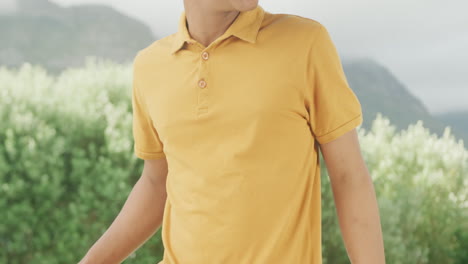 video en cámara lenta de un hombre afroamericano vestido con una camiseta de polo amarilla con espacio de copia