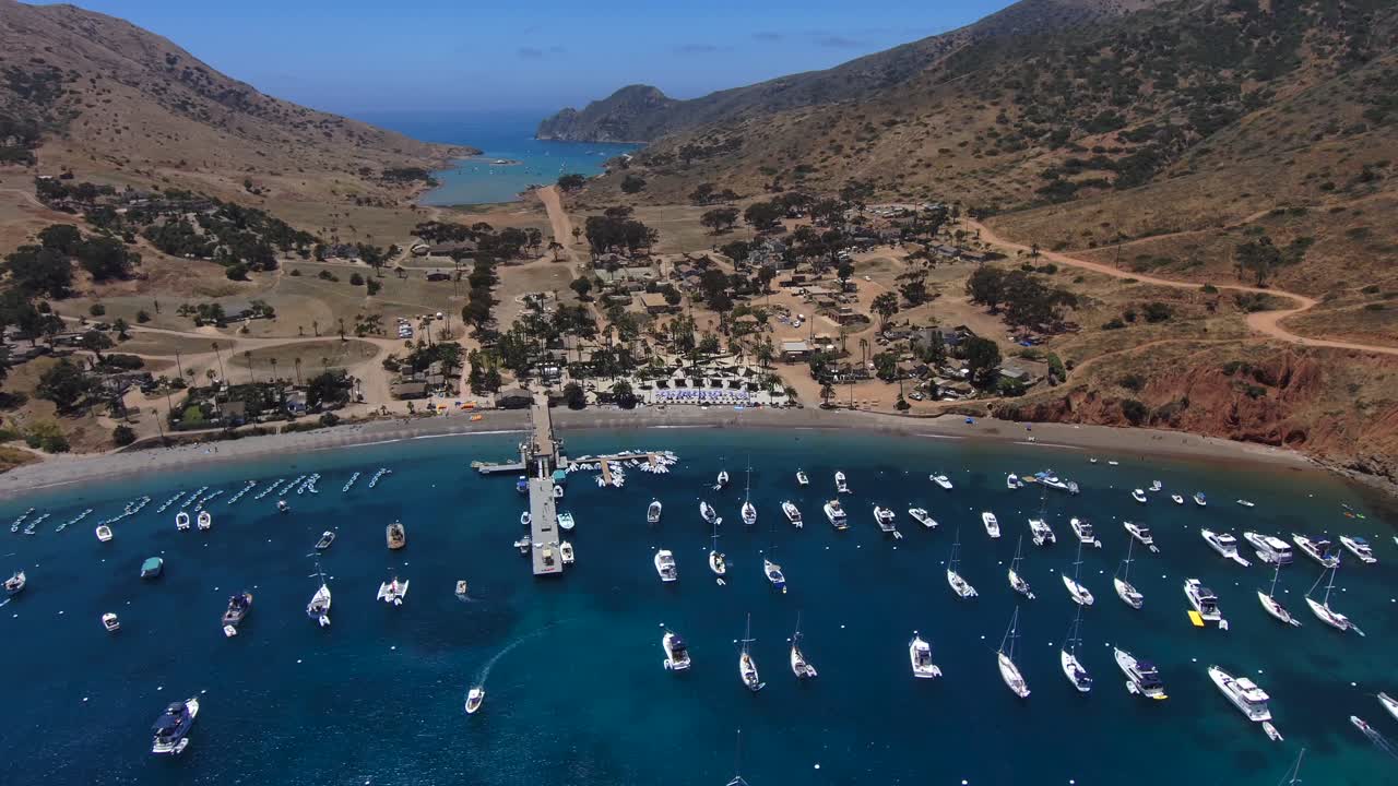 카탈리나 섬 이스트무스 (catalina island isthmus) 는  ⁇ 고  ⁇ 은 날 위에서 볼 수 있는 두 개의 항구로도 알려져 있습니다.