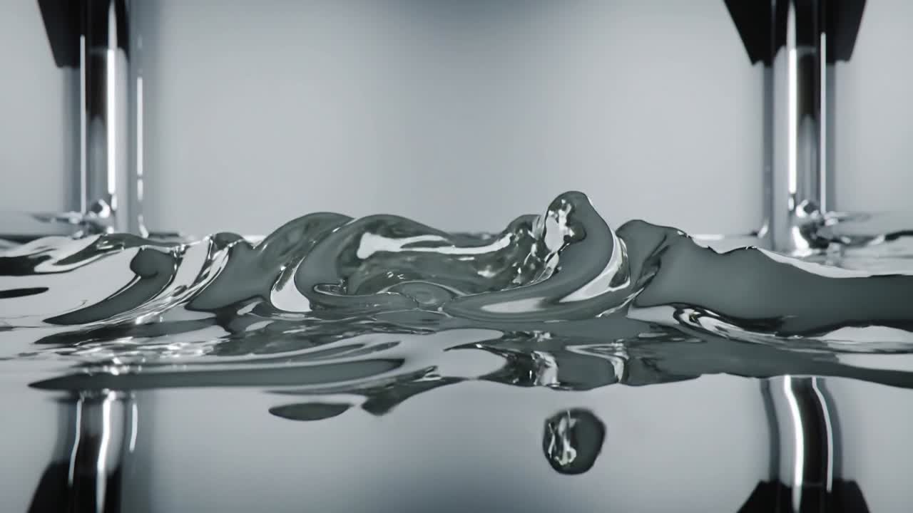 Líquido espelhado reagindo com inchaços e picos, com uma gota caindo e criando ondulações em um tanque com postes cromados.