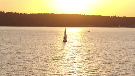 Sailing-in-Kaunas-sea