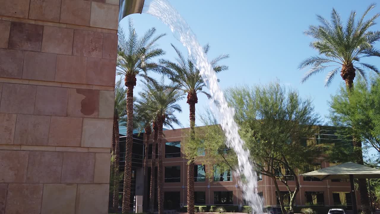 보유 연못에서 30피트 높이의 벽돌 분수 꼭대기까지 틸트업, 스코츠데일, 애리조나