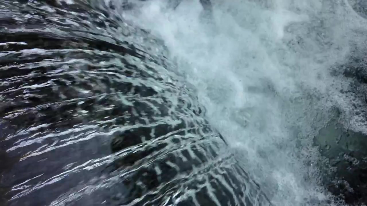 Ripresa a mano al rallentatore di una piccola cascata fluviale