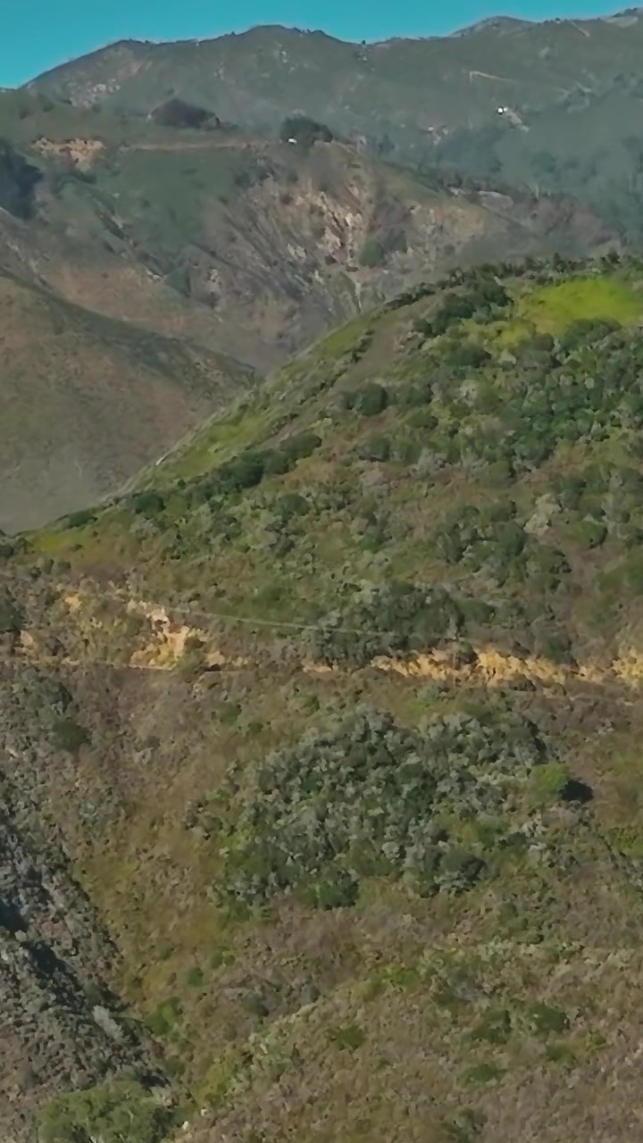 Vista della costa della California con montagne e una strada tortuosa