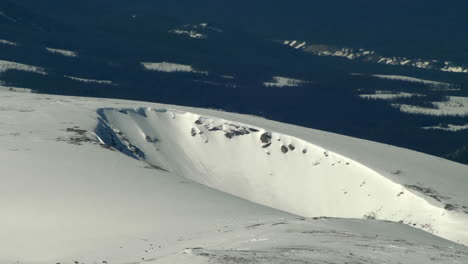 pintoresco paisaje cubierto de nieve en el parque provincial de las montañas chilcotin del sur en columbia británica, canadá en invierno
