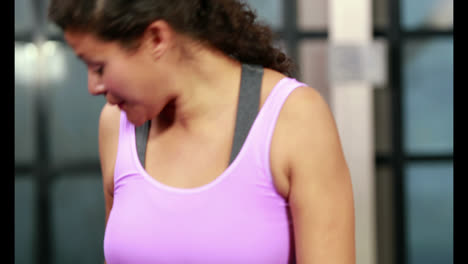 mujer embarazada haciendo yoga en el gimnasio