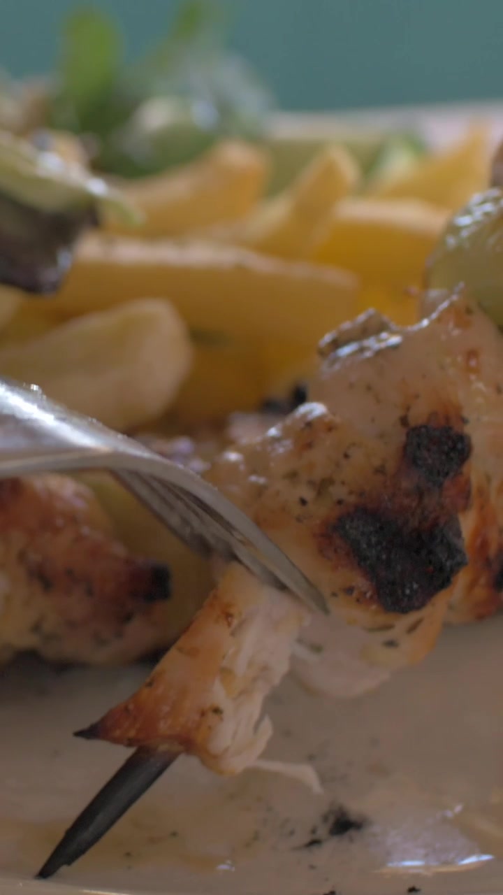 Pasto con pollo, patatine fritte croccanti e insalata