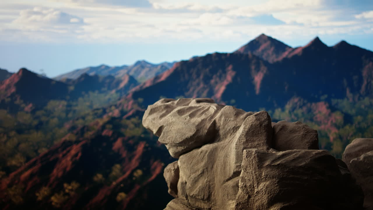 una escarpada cornisa rocosa con vistas a una cordillera impresionante