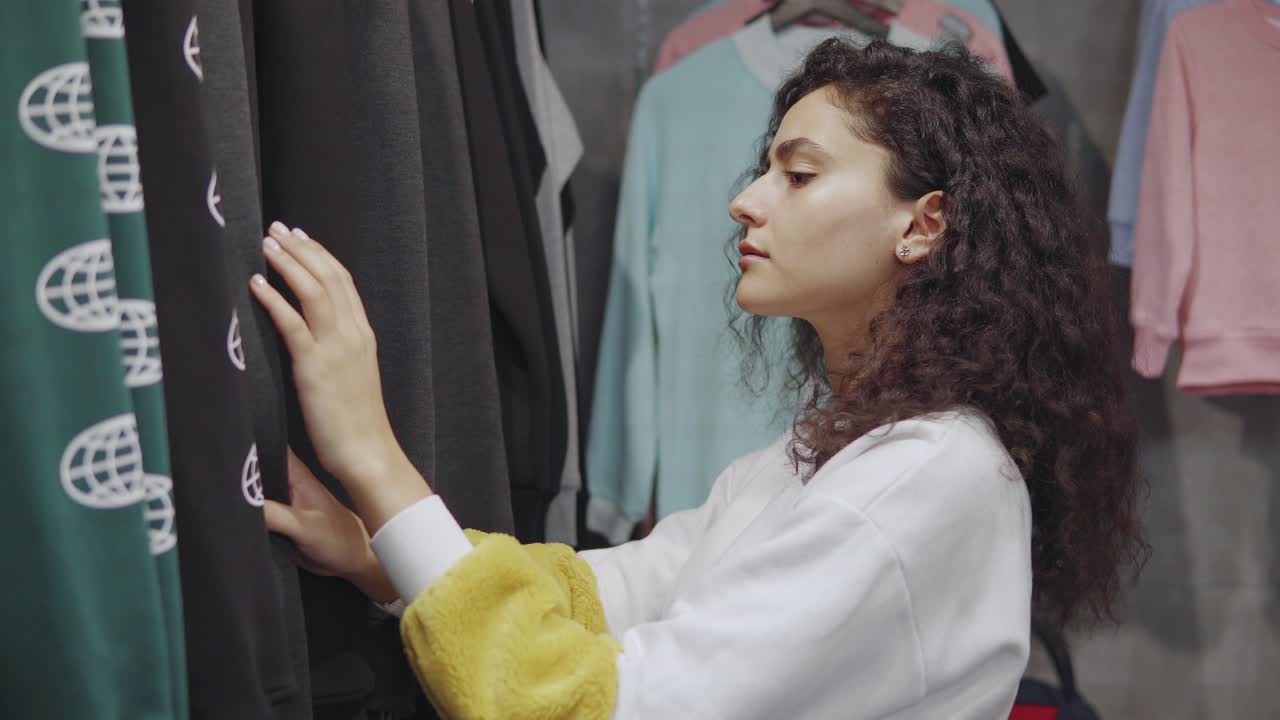 mujer comprando ropa en una tienda de ropa