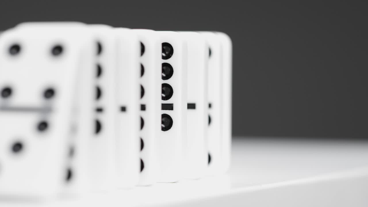 primer plano de fichas de dominó cayendo