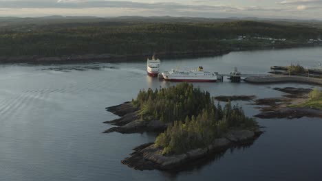 Dolly-to-the-right-of-ferry-docking