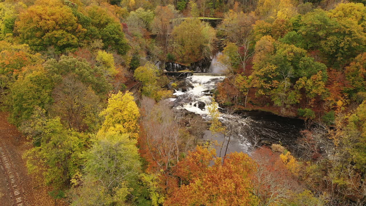 una toma aérea del colorido follaje de otoño en el norte del estado de nueva york
