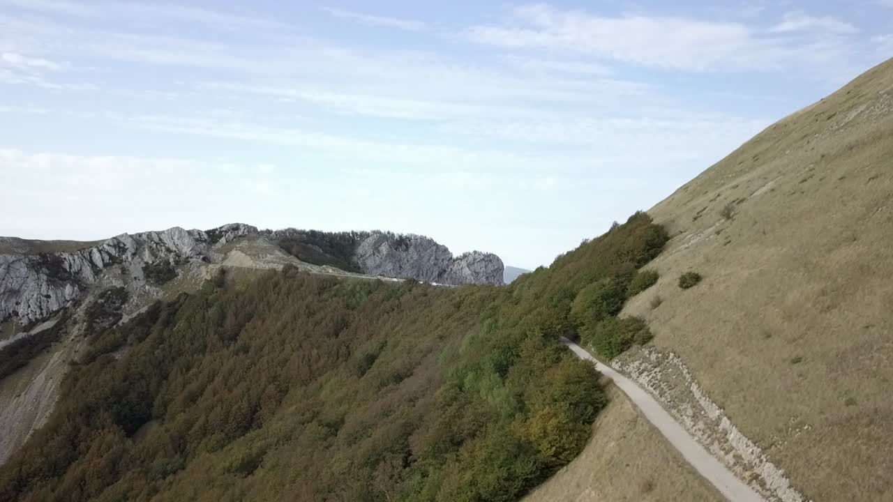 프랑스의 국립 공원 숲을 따라 내려가는 parc naturel regional du vercors